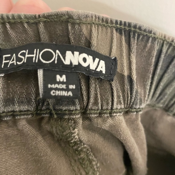 Fashion Nova camo pants, pre-loved, size M - Picture 2 of 2